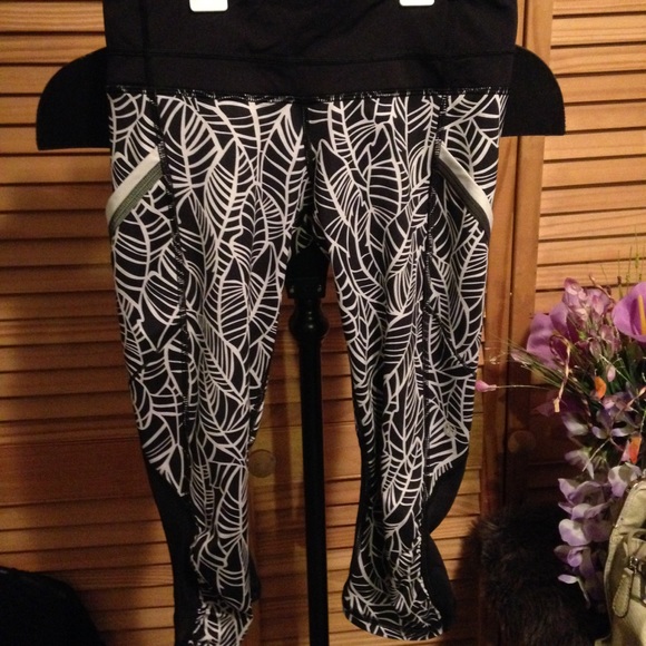 Run A Marathon Crop II in Palm Print w/ Mesh Back - Picture 5 of 8